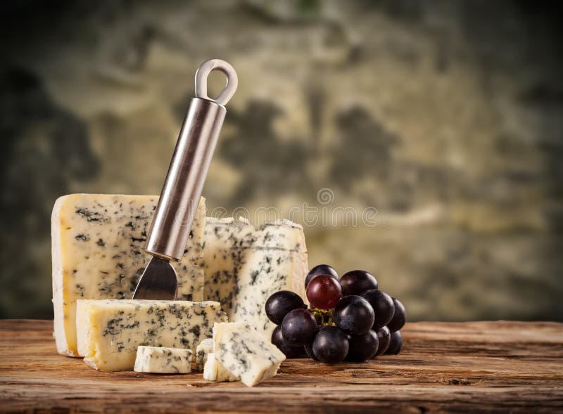 Formaggio erborinato sul legno immagine stock libera da diritti