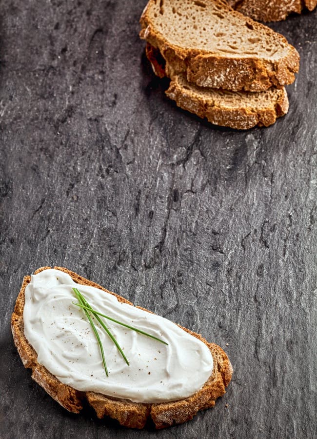 Formaggio cremoso saporito sul pane di segale immagine stock libera da diritti Formaggio cremoso saporito sul pane di segale immagine stock libera da diritti