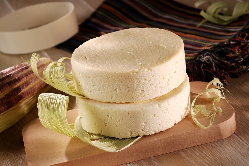 Formaggio dell'azienda agricola con la buccia di cereale fotografia stock libera da diritti Formaggio dell'azienda agricola con la buccia di cereale fotografia stock libera da diritti