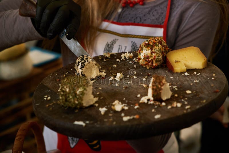 Formaggio di conifere su un vassoio di degustazione fotografie stock