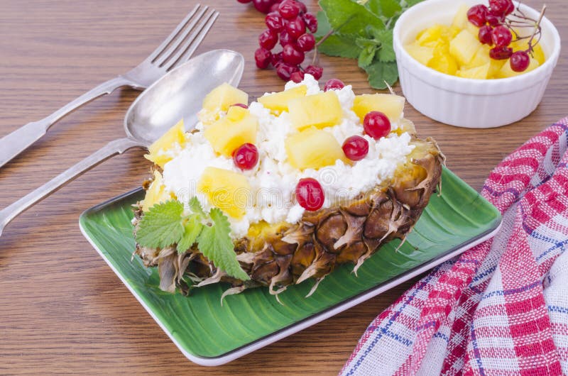 Formaggio di cotone, fresco e fatto in casa, con frutti di bosco e ananas immagini stock libere da diritti Formaggio di cotone, fresco e fatto in casa, con frutti di bosco e ananas immagini stock libere da diritti