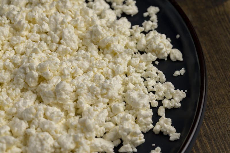 Formaggio di cottage a base di latte in forma di pezzi di lombate di colore bianco di latte fermentato fresco fotografie stock libere da diritti
