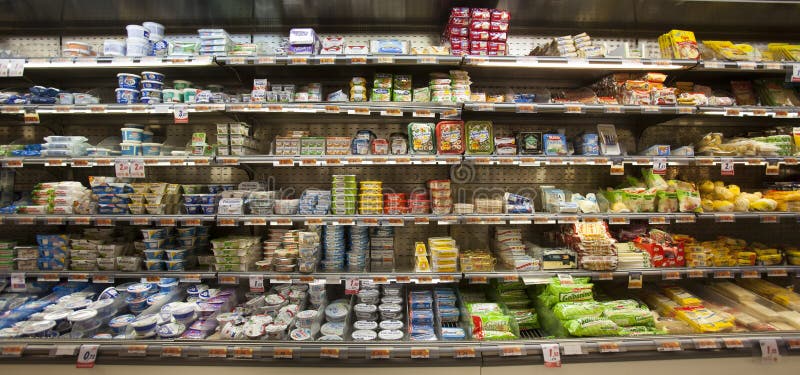 Formaggio, mozzarella Frigorifero della scaffalatura con i prodotti commestibili deposito fotografia stock libera da diritti Formaggio, mozzarella Frigorifero della scaffalatura con i prodotti commestibili deposito fotografia stock libera da diritti