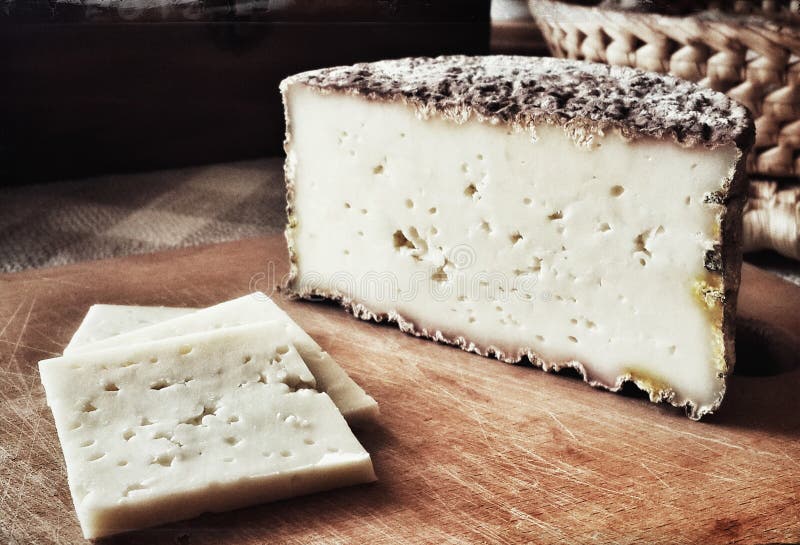 Formaggio rurale fatto a mano di bellezza su una tavola di legno fotografie stock Formaggio rurale fatto a mano di bellezza su una tavola di legno fotografie stock