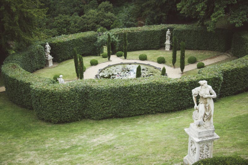 Formaler Englischer Garten Mit Teichund AntikenStatuen Stockfoto