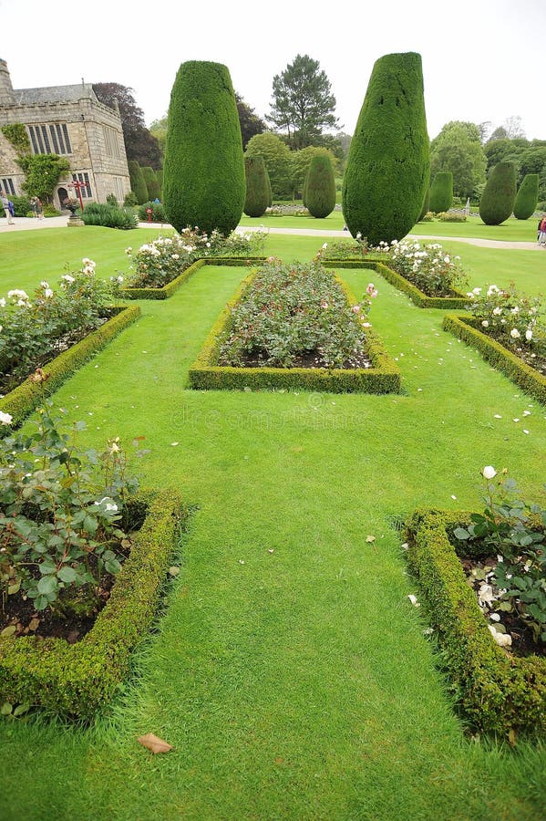 Formaler GartenBetten Mit Urne Stockbild Bild von