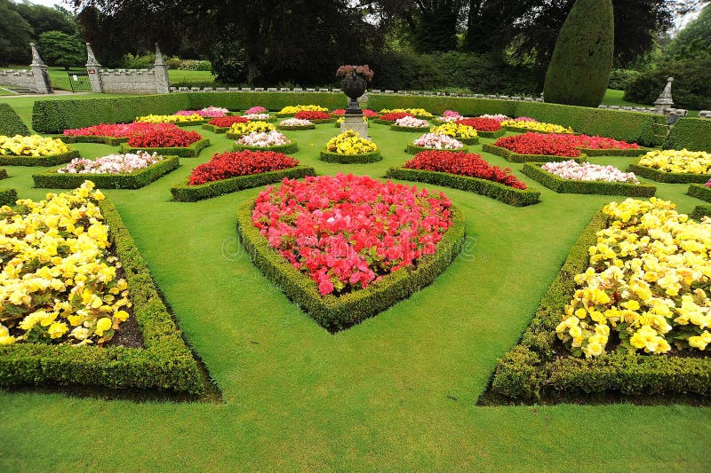Formaler GartenBetten Mit Urne Stockbild Bild von
