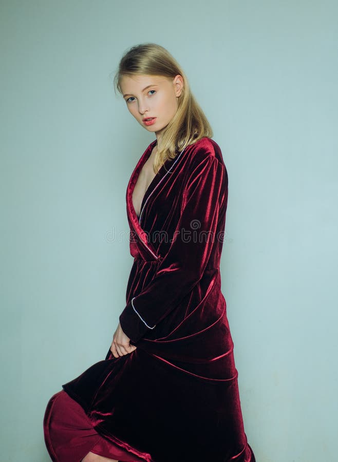 Formalny wygląd mody piękna dziewczyna z długimi włosami i naturalnym makijażem piękno i elegancja elegancka kobieta wieczorem obrazy stock