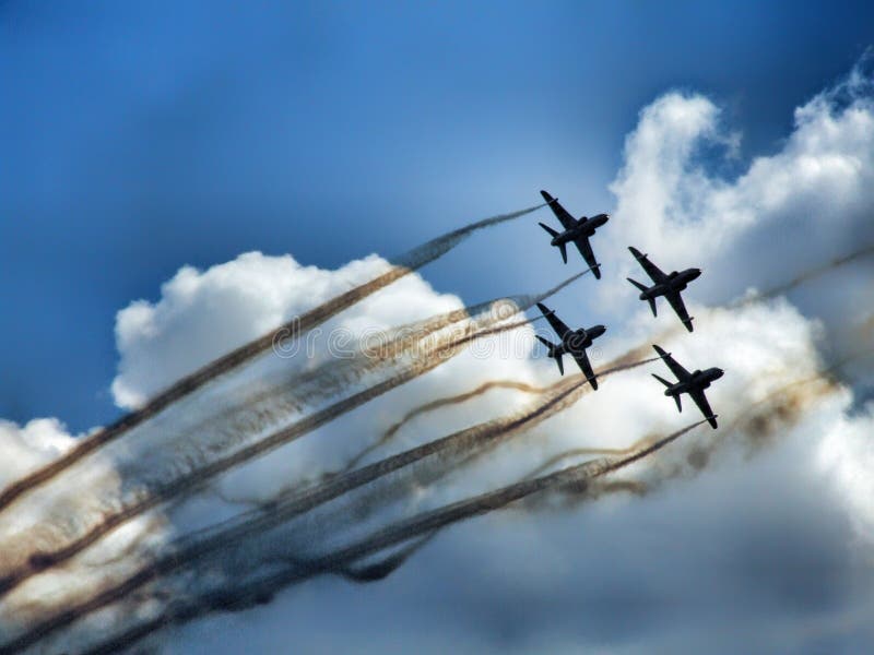 Formation de quatre avions ? r?action dans l'?quipe acrobatique a?rienne photo stock Formation de quatre avions ? r?action dans l'?quipe acrobatique a?rienne photo stock