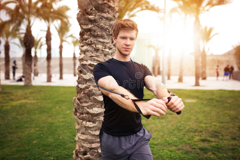 Formation musculaire d'homme au parc image stock Formation musculaire d'homme au parc image stock