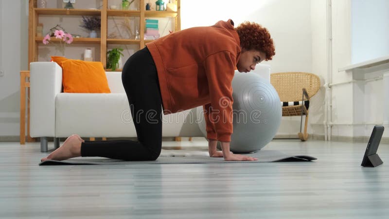 Formation sur la condition physique. Jeune fille africaine en bonne santé faisant de l'exercice sportif sur tapis de yoga à la mai clips vidéos