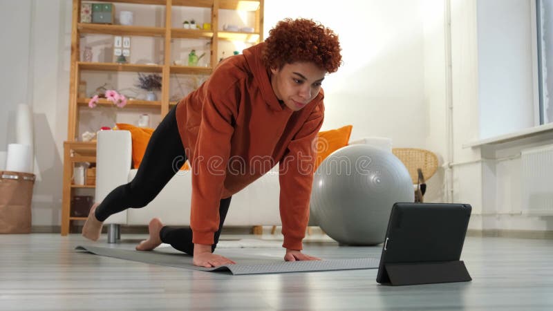 Formation sur la condition physique. Jeune fille africaine en bonne santé faisant de l'exercice sportif sur tapis de yoga à la mai clips vidéos