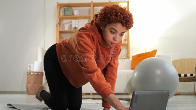 Formation sur la condition physique. Jeune fille africaine en bonne santé faisant de l'exercice sportif sur tapis de yoga à la mai clips vidéos