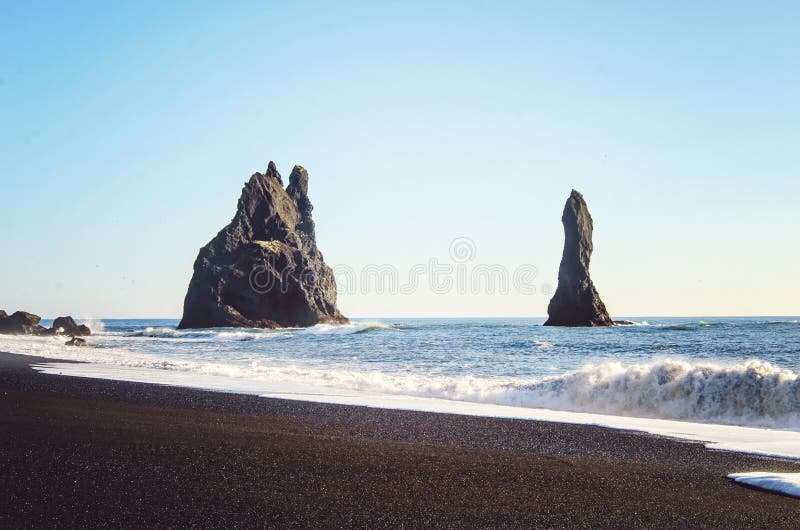 Formations de roche de basalte dans l'Océan Atlantique sur la côte sud de l'Islande photos stock