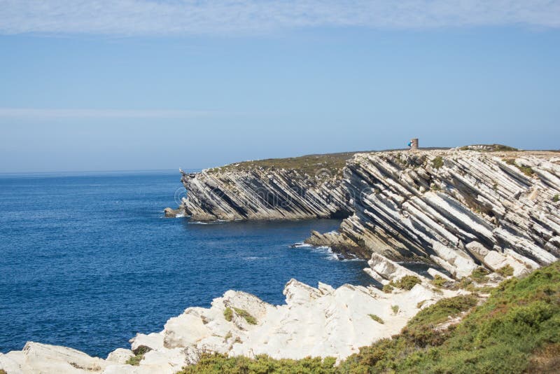 Formations de roche calcaires dans l'Océan Atlantique dans le nord lointain de l'isthme de Baleal, Peniche, dans la côte occident