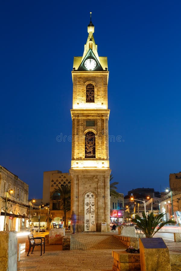 Formato de retrato azul da cidade da noite da hora da torre do telefone Aviv Jaffa Israel The Clock foto de stock royalty free Formato de retrato azul da cidade da noite da hora da torre do telefone Aviv Jaffa Israel The Clock foto de stock royalty free