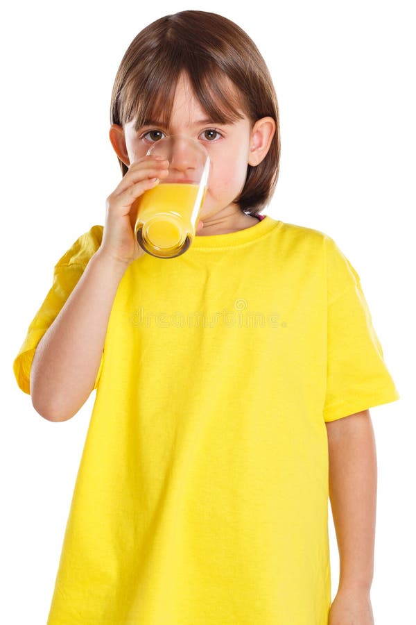 Formato di ritratto sano bevente di cibo del succo d'arancia della ragazza del bambino del bambino isolato su bianco immagini stock Formato di ritratto sano bevente di cibo del succo d'arancia della ragazza del bambino del bambino isolato su bianco immagini stock