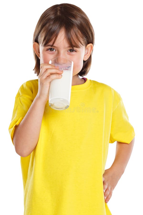 Formato di ritratto sano di cibo di vetro del bambino del latte alimentare della ragazza del bambino isolato su bianco fotografia stock libera da diritti Formato di ritratto sano di cibo di vetro del bambino del latte alimentare della ragazza del bambino isolato su bianco fotografia stock libera da diritti