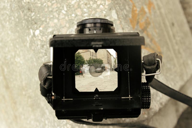 Formato medio della macchina da presa analogica alla moda su fondo della città s immagine stock Formato medio della macchina da presa analogica alla moda su fondo della città s immagine stock