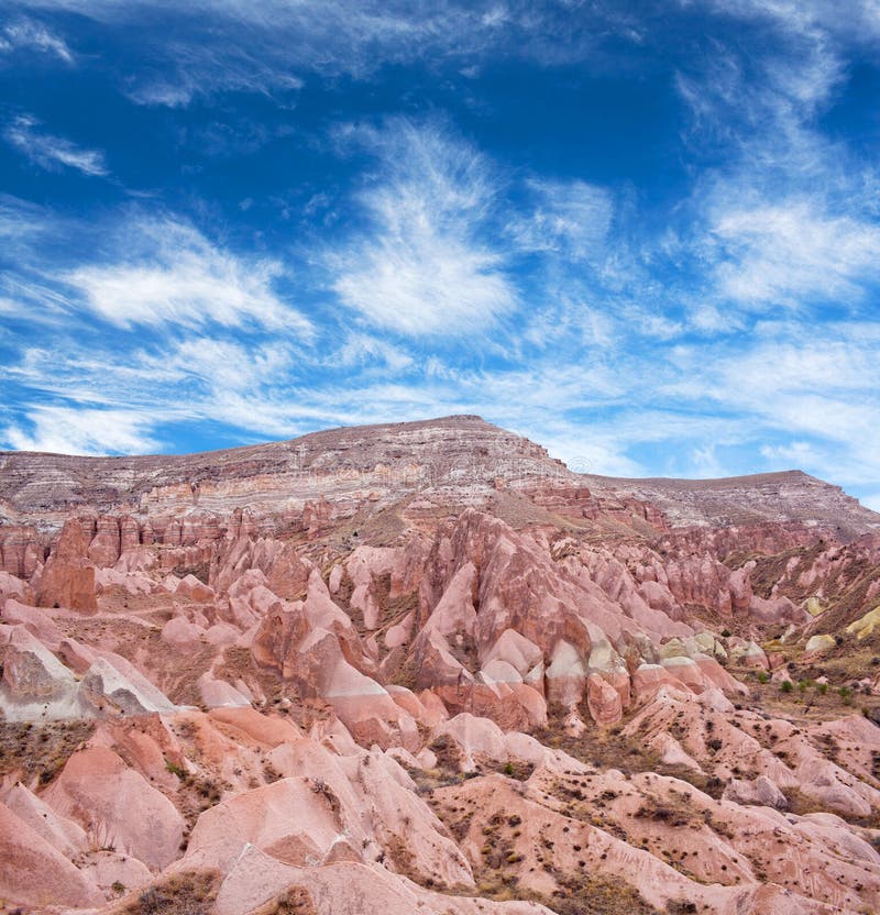 Formazioni geologiche uniche in valle rossa, Cappadocia, Turchia fotografia stock libera da diritti Formazioni geologiche uniche in valle rossa, Cappadocia, Turchia fotografia stock libera da diritti