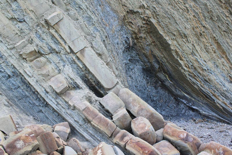 Formazioni rocciose nelle montagne strati stretti ed ampi alterni fotografia stock libera da diritti Formazioni rocciose nelle montagne strati stretti ed ampi alterni fotografia stock libera da diritti