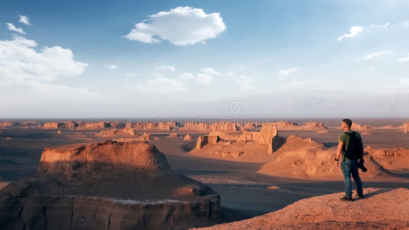 Formazioni rosse rocciose nel deserto di Dasht e Lut Caduta di Sheykh Alikhan persia immagine stock libera da diritti Formazioni rosse rocciose nel deserto di Dasht e Lut Caduta di Sheykh Alikhan persia immagine stock libera da diritti