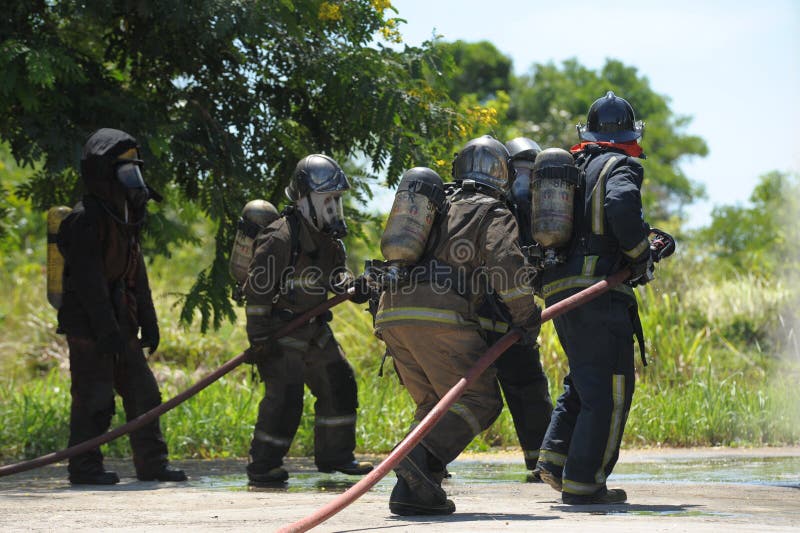 Formação da luta contra o incêndio imagens de stock Formação da luta contra o incêndio imagens de stock