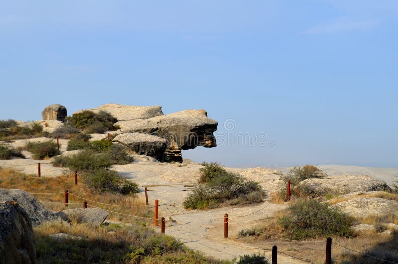 Formação rochosa e caverna no Parque Nacional de Gobustan, Azerbaijão fotografia de stock royalty free