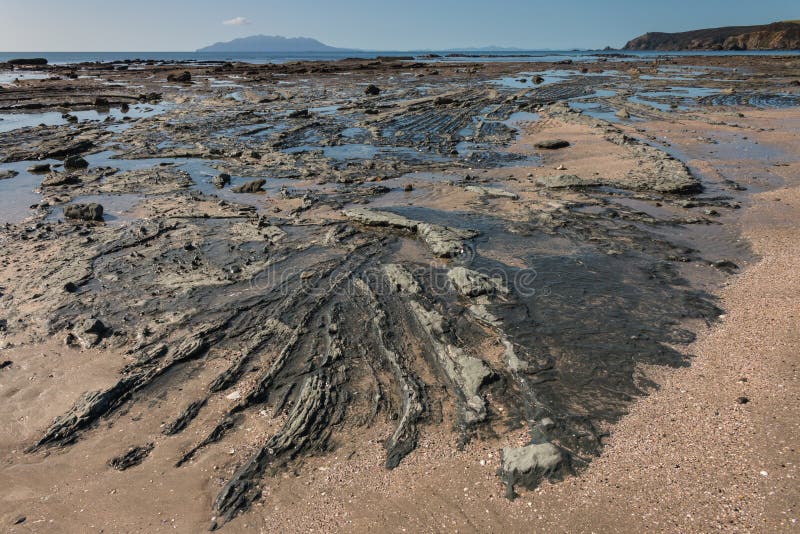 Formações de rocha vulcânica na praia em Omaha Bay imagens de stock Formações de rocha vulcânica na praia em Omaha Bay imagens de stock