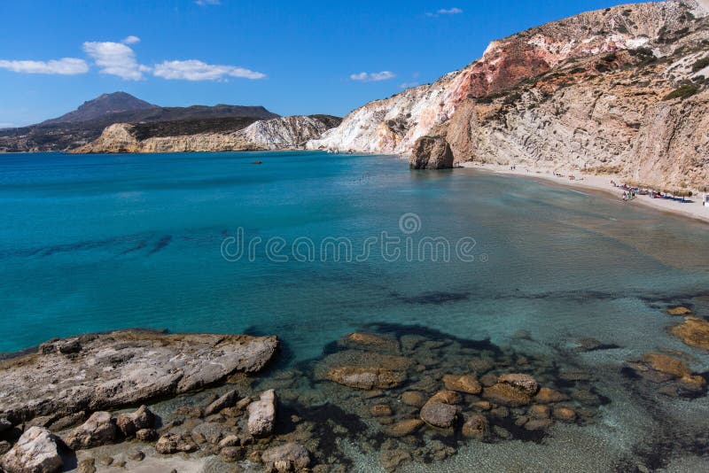 Formações minerais na costa do Mar Egeu da ilha dos Milos, Grécia imagem de stock royalty free Formações minerais na costa do Mar Egeu da ilha dos Milos, Grécia imagem de stock royalty free