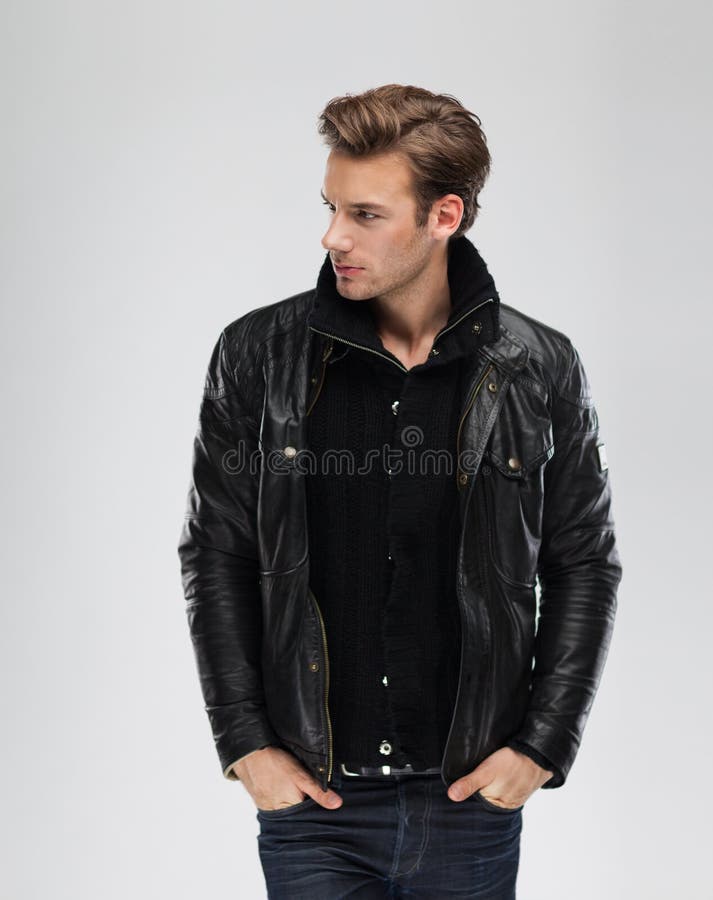 Forme al hombre, chaqueta de cuero del modelo, fondo gris fotos de archivo libres de regalías Forme al hombre, chaqueta de cuero del modelo, fondo gris fotos de archivo libres de regalías