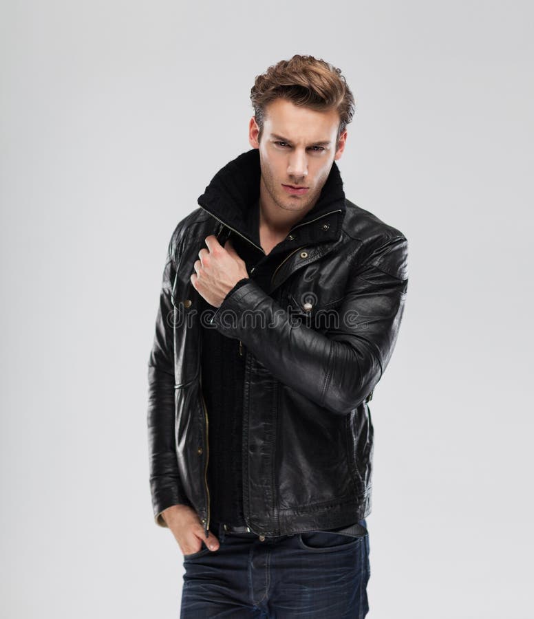 Forme al hombre, chaqueta de cuero del modelo, fondo gris fotos de archivo Forme al hombre, chaqueta de cuero del modelo, fondo gris fotos de archivo