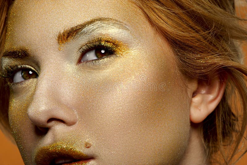 Forme a belleza el modelo rubio femenino con la cara del oro fotos de archivo Forme a belleza el modelo rubio femenino con la cara del oro fotos de archivo