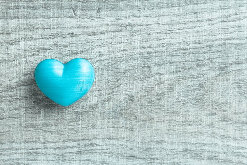 Forme bleue de coeur au-dessus de table en bois Symbole de Saint Valentin pour photographie stock libre de droits Forme bleue de coeur au-dessus de table en bois Symbole de Saint Valentin pour photographie stock libre de droits