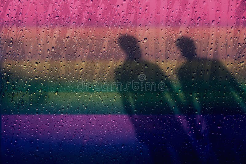 Forme brouillée d'ombre de l'amant masculin sur le fond de lumière d'arc-en-ciel, photos stock Forme brouillée d'ombre de l'amant masculin sur le fond de lumière d'arc-en-ciel, photos stock