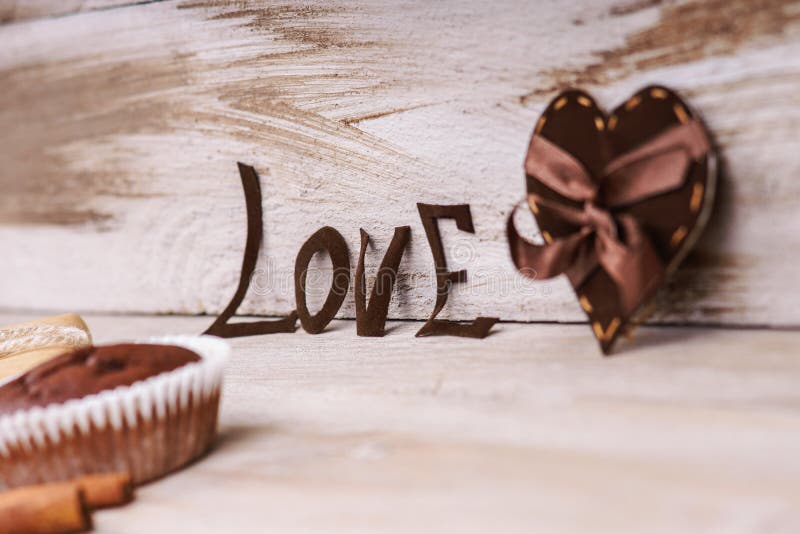 Forme de coeur, amour de mot et petit pain de chocolat photo libre de droits Forme de coeur, amour de mot et petit pain de chocolat photo libre de droits
