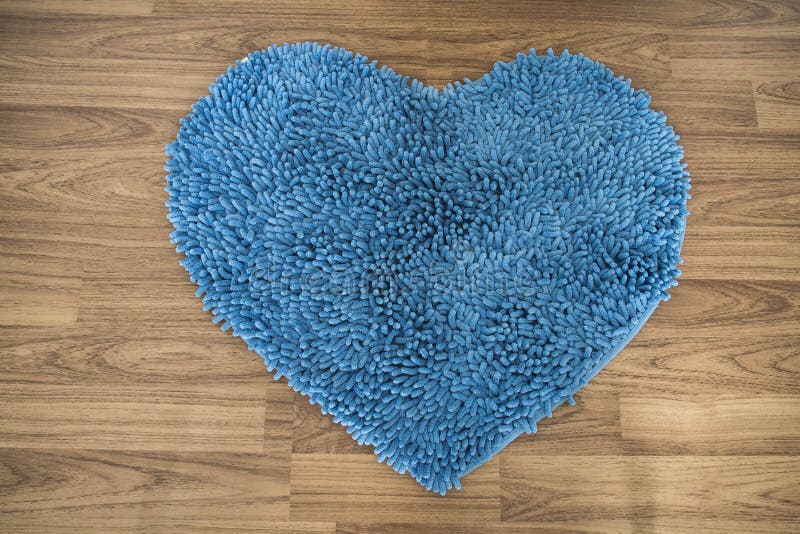 Forme de coeur, tapis de grattoir de pied sur le plancher en bois photographie stock Forme de coeur, tapis de grattoir de pied sur le plancher en bois photographie stock