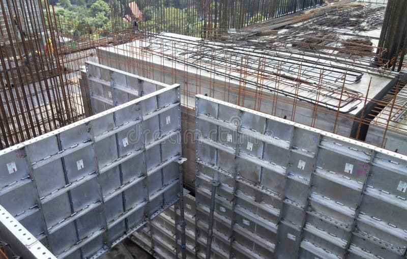 Forme di alluminio del sistema di prefabbricazione utilizzate nel cantiere come lavorazione in calcestruzzo riutilizzabile