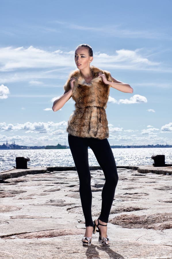 Forme el lanzamiento de una mujer joven en una chaqueta del invierno imagen de archivo Forme el lanzamiento de una mujer joven en una chaqueta del invierno imagen de archivo