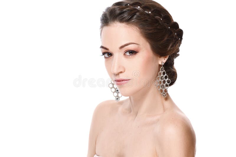 Forme el retrato de la mujer hermosa joven con joyería Muchacha triguena en la chaqueta de cuero Maquillaje perfecto Aislado en e imagenes de archivo Forme el retrato de la mujer hermosa joven con joyería Muchacha triguena en la chaqueta de cuero Maquillaje perfecto Aislado en e imagenes de archivo