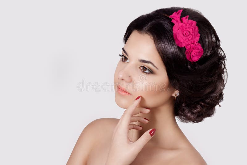 Forme el retrato de una morenita linda atractiva hermosa con corte de pelo elegante hermoso, maquillaje brillante y flores en su foto de archivo Forme el retrato de una morenita linda atractiva hermosa con corte de pelo elegante hermoso, maquillaje brillante y flores en su foto de archivo
