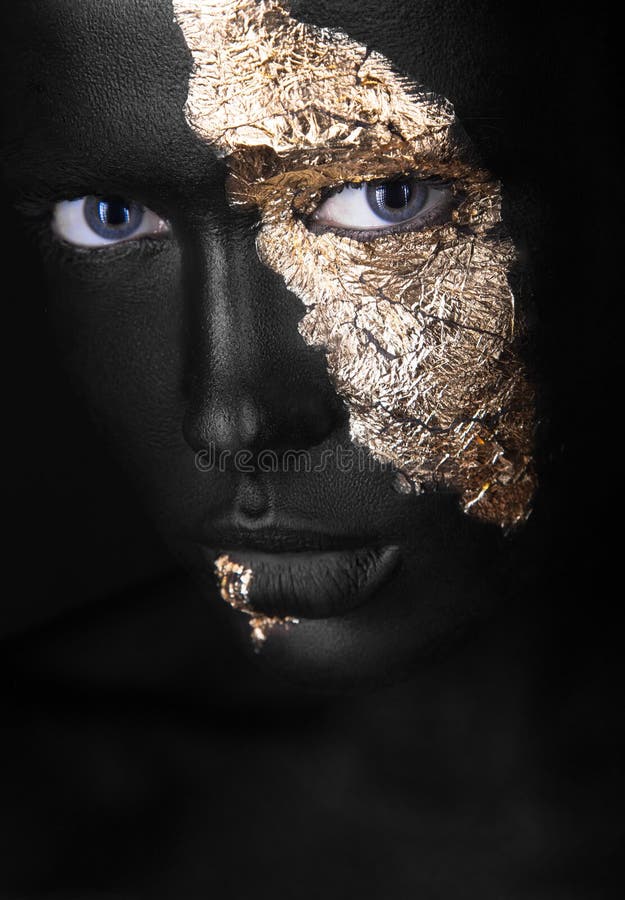 Forme el retrato de una muchacha de piel morena con maquillaje del oro Cara de la belleza foto de archivo Forme el retrato de una muchacha de piel morena con maquillaje del oro Cara de la belleza foto de archivo
