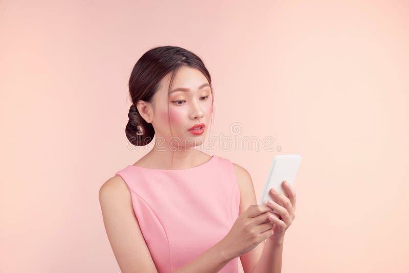 Forme el retrato de una mujer joven hermosa en un vestido bonito sobre fondo rosado fotos de archivo Forme el retrato de una mujer joven hermosa en un vestido bonito sobre fondo rosado fotos de archivo