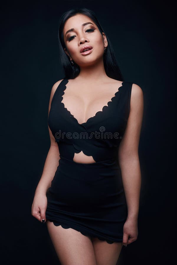 Forme el retrato del swag de la mujer asiática elegante hermosa fotografía de archivo Forme el retrato del swag de la mujer asiática elegante hermosa fotografía de archivo