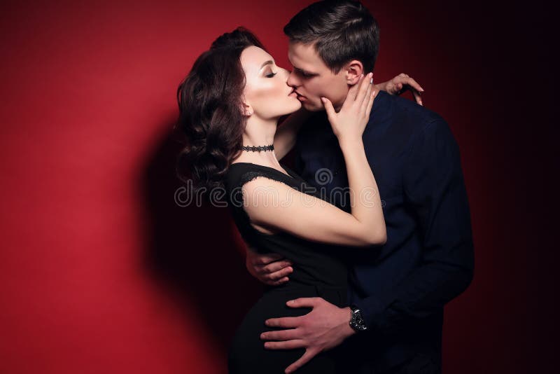 Forme a foto do estúdio de pares ardentes bonitos em elegante para fora foto de stock royalty free Forme a foto do estúdio de pares ardentes bonitos em elegante para fora foto de stock royalty free