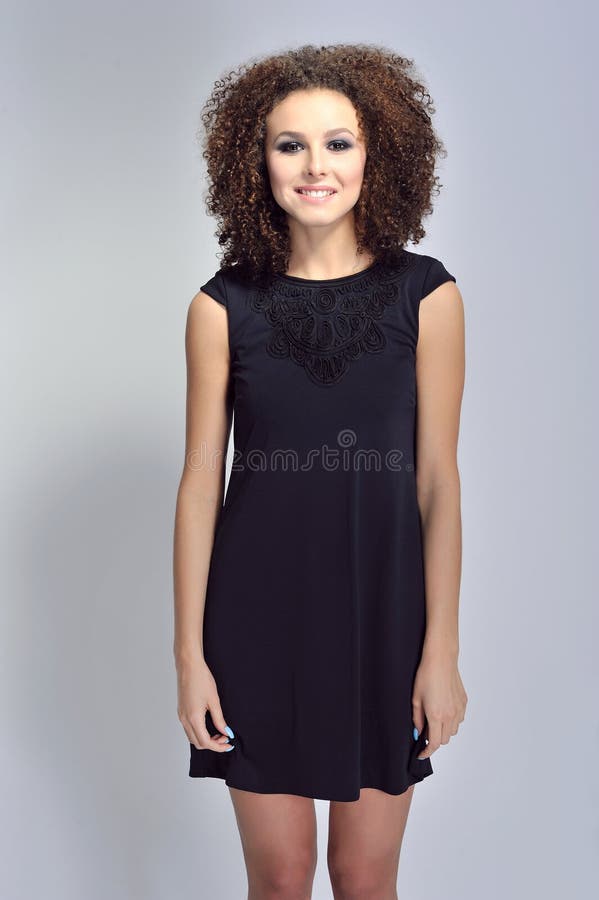 Forme a foto a morena bonita da mulher com cabelo encaracolado foto de stock Forme a foto a morena bonita da mulher com cabelo encaracolado foto de stock