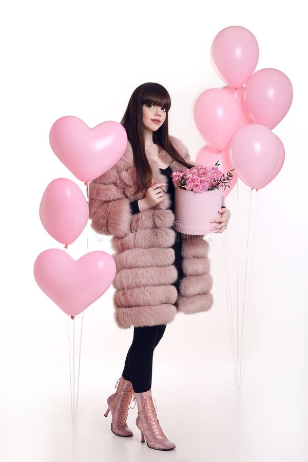 Forme la foto de la mujer de moda en abrigo de pieles rosado con subió BO imagen de archivo libre de regalías Forme la foto de la mujer de moda en abrigo de pieles rosado con subió BO imagen de archivo libre de regalías