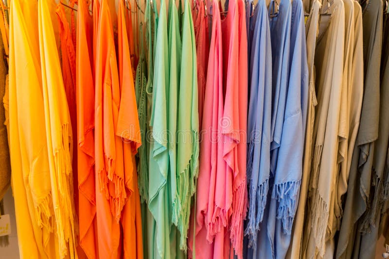 Forme la ropa en el estante de la ropa - armario colorido brillante Primer de la opción del color del arco iris del desgaste feme fotos de archivo Forme la ropa en el estante de la ropa - armario colorido brillante Primer de la opción del color del arco iris del desgaste feme fotos de archivo