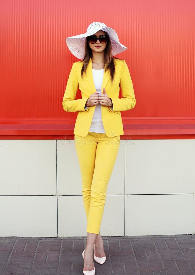 Forme a Mujer Elegante La Ropa Amarilla De Un Traje Que Lleva, Sombrero De  Paja Imagen de archivo - Imagen de moderno, hembra: 58346799