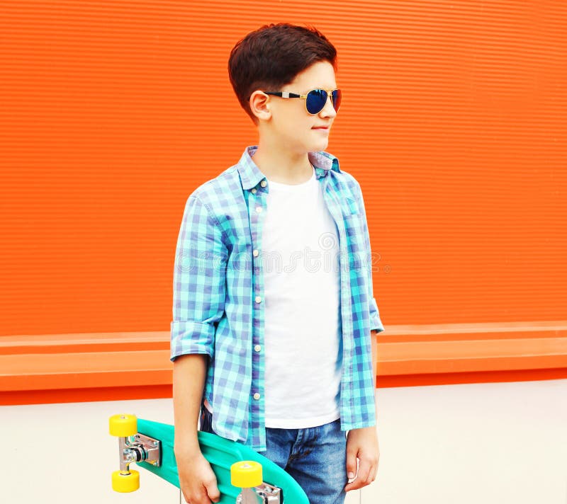 Forme o menino do adolescente do perfil com poses do skate em colorido imagem de stock Forme o menino do adolescente do perfil com poses do skate em colorido imagem de stock